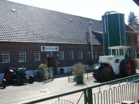 Sonsbeck : Balberger Straße, Traktorenmuseum Pauenhof, Eingangsbereich